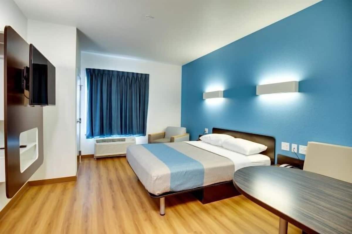Cortinas blackout, wifi gratis y ropa de cama