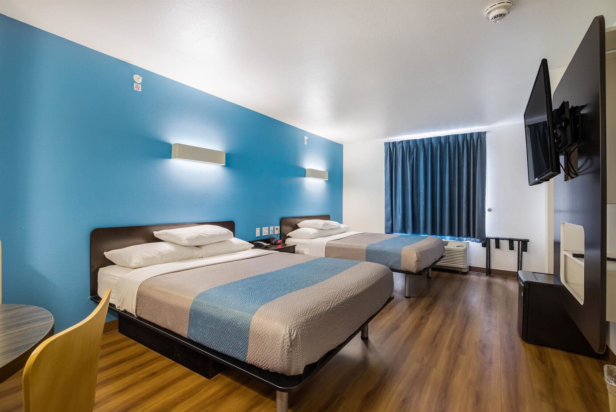 Blackout drapes, free WiFi, bed sheets