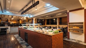 2 restaurants servant le déjeuner, le dîner et le souper
