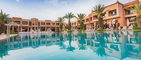 室外泳池;泳池傘、躺椅