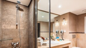 ห้องดับเบิล, วิวสระว่ายน้ำ | ห้องน้ำ | ฝักบัวในอ่างอาบน้ำ, ของใช้ในห้องน้ำฟรี, ไดร์เป่าผม, โถสุขภัณฑ์แบบบิเดท์
