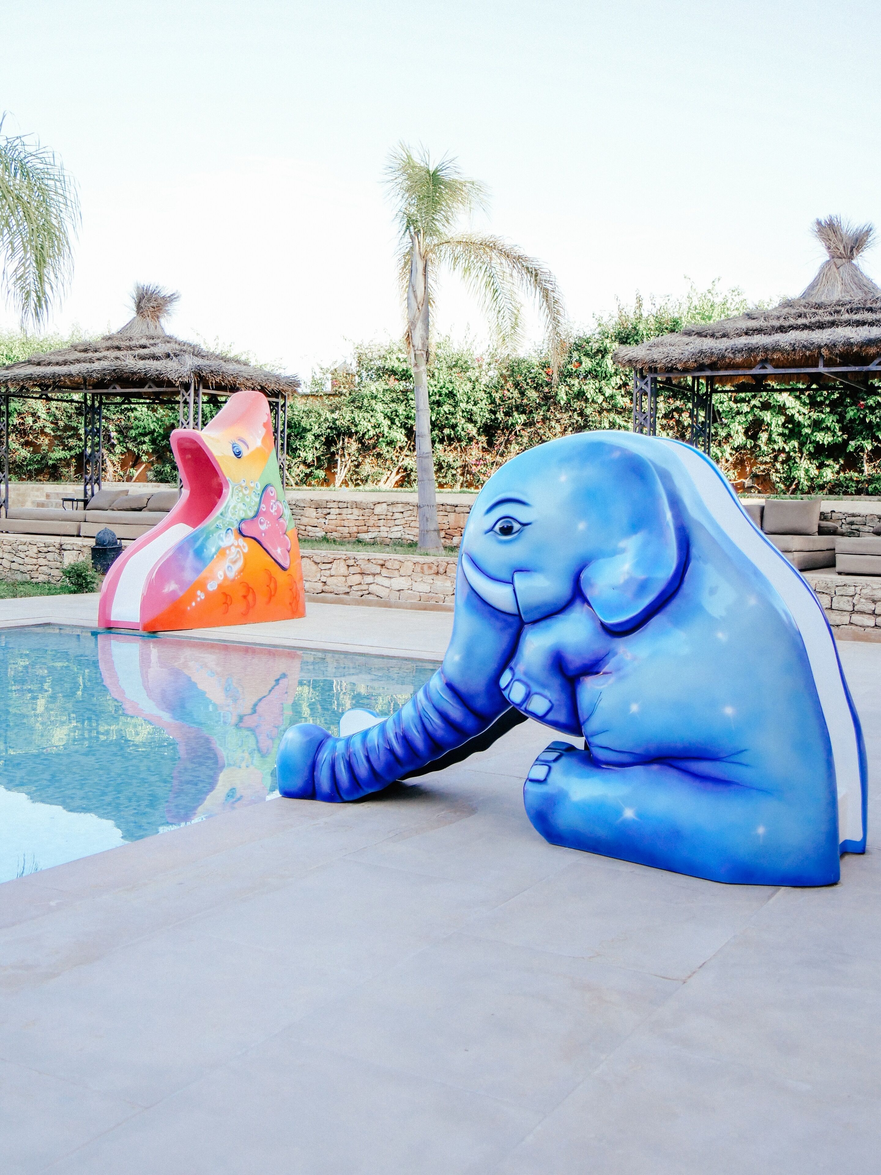 Piscina externa, guarda-sóis, espreguiçadeiras