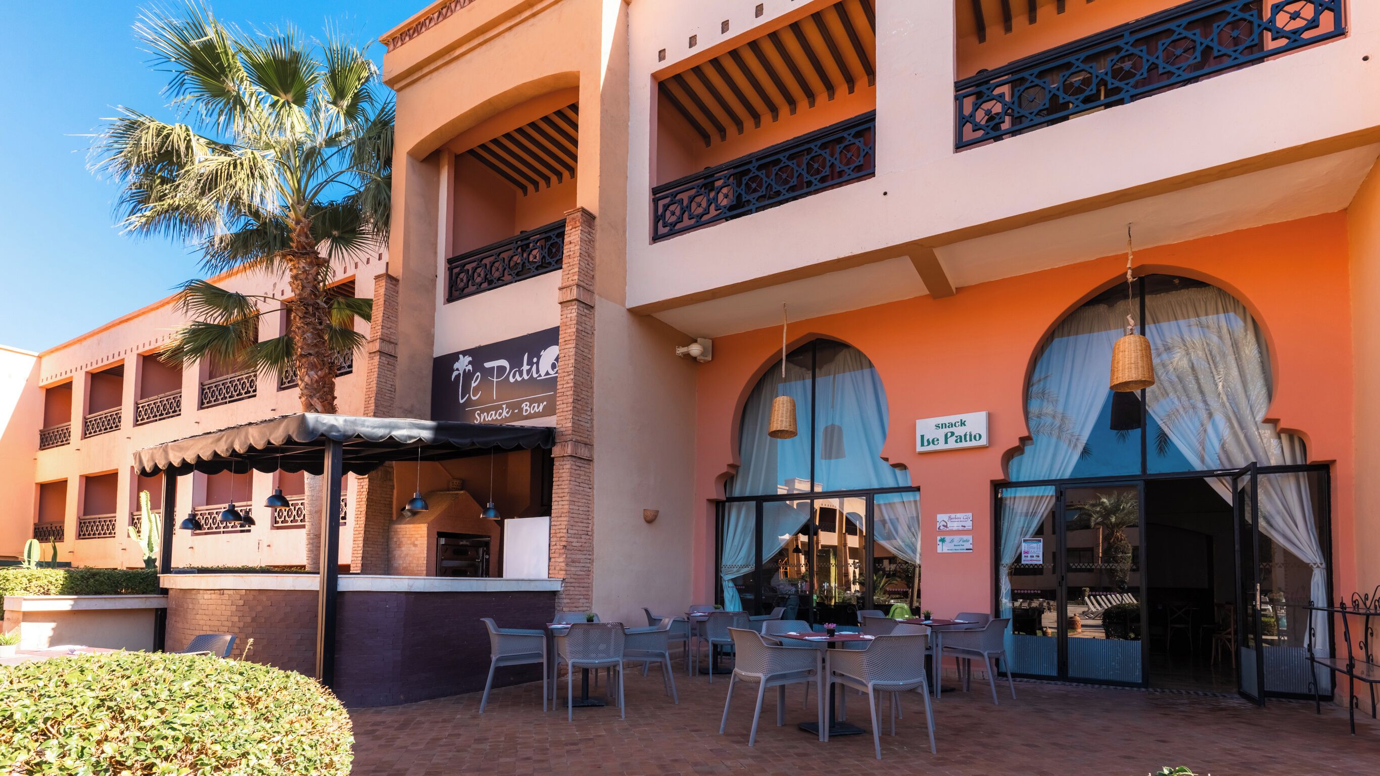 2 restaurantes; se sirve desayuno, almuerzo y cena; cocina internacional