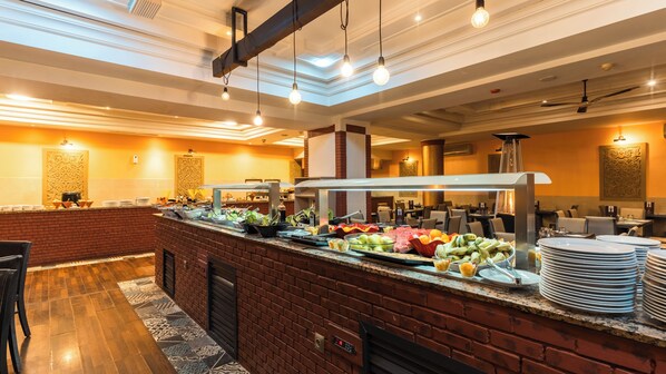 2 restaurants; breakfast, lunch, and dinner served