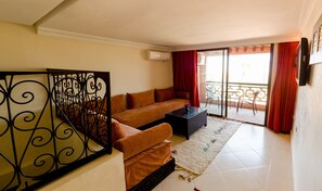 高档床上用品、迷你吧、客房内保险箱、特色装修