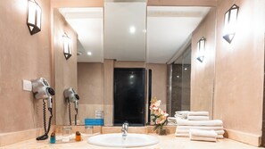 Family Room | Bathroom | Combined shower/tub, free toiletries, hair dryer, bidet - Club Paradisio (Marrakech)