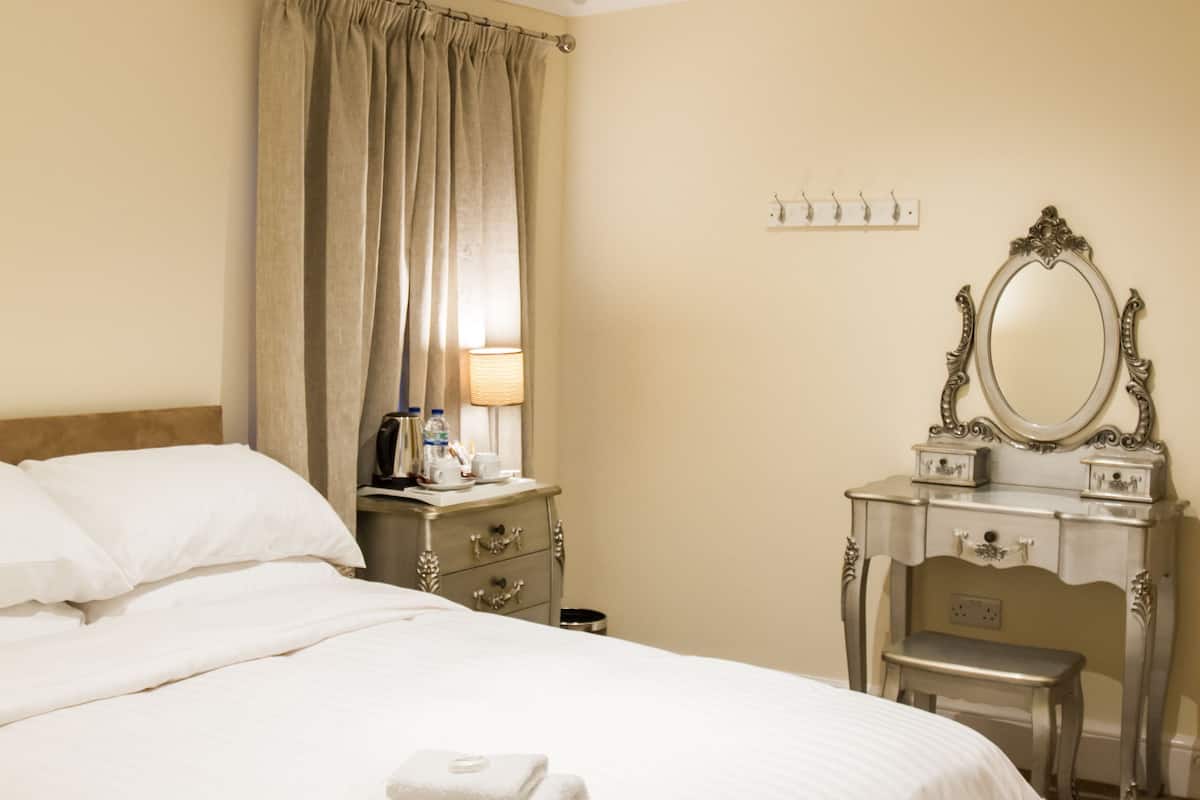 Comfort Double Room | Desk, blackout curtains, iron/ironing board, free WiFi
