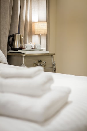 Escritorio, cortinas blackout y tabla de planchar con plancha