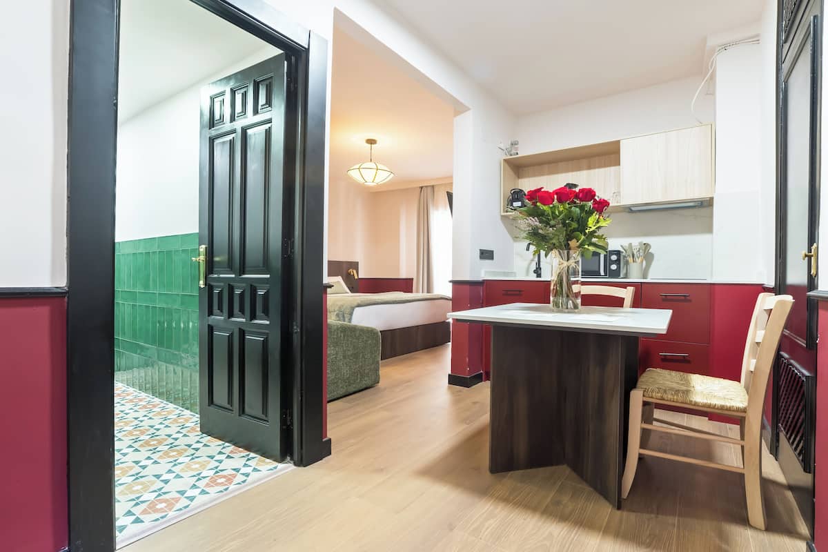 1 habitación, cortinas blackout, wifi gratis y ropa de cama