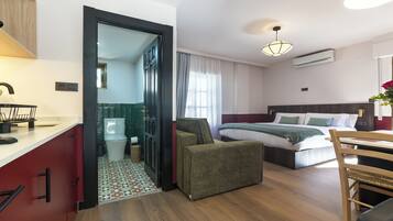 Deluxe Apartment | 1 bedroom, blackout drapes, free WiFi, bed sheets