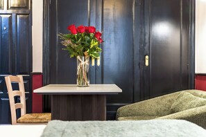 Habitación doble | Área de sala de estar | Televisión de pantalla plana de 32 pulgadas con canales digitales