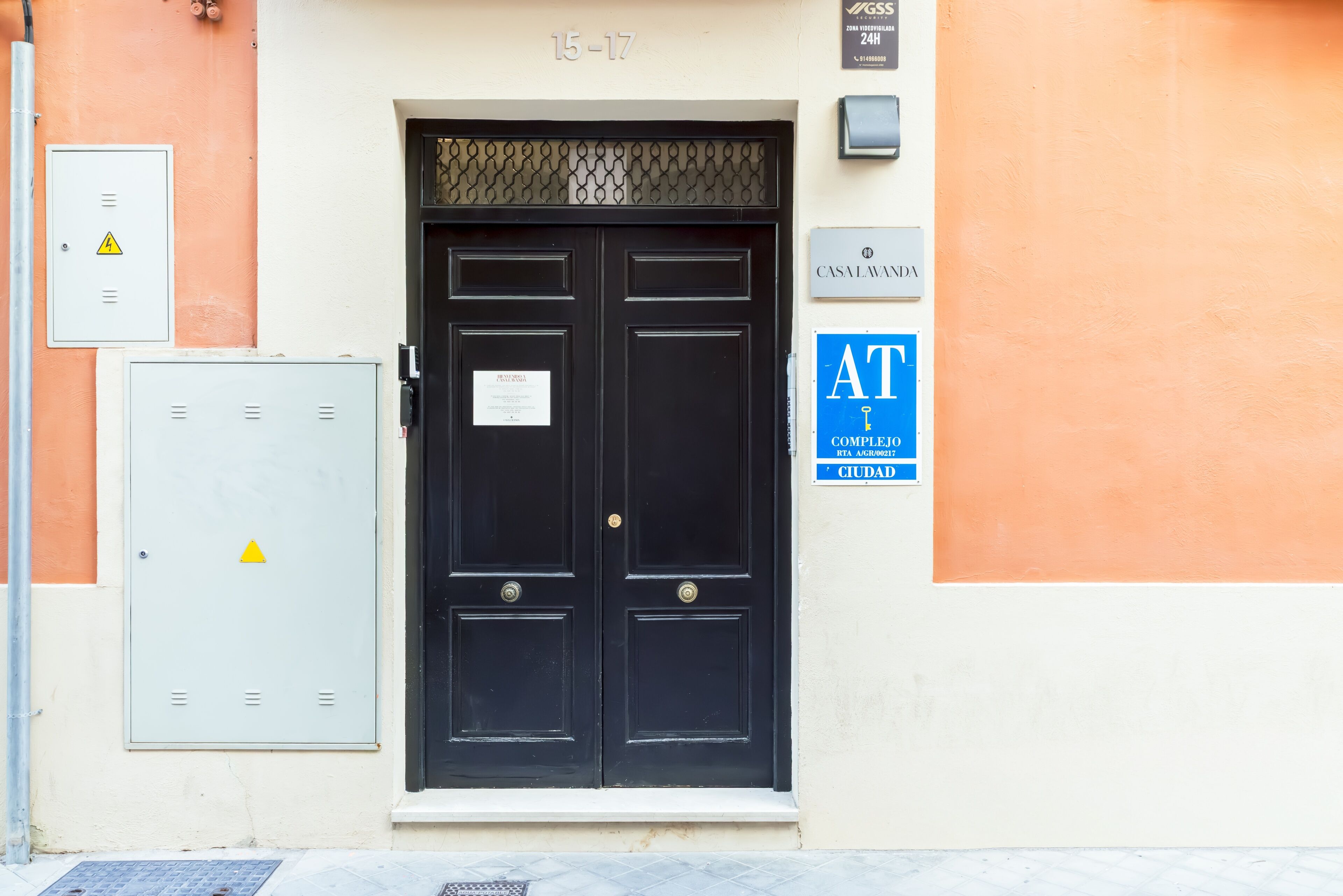 Vista frontal de la propiedad