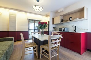 Departamento Deluxe | Área de sala de estar | Televisión de pantalla plana de 32 pulgadas con canales digitales