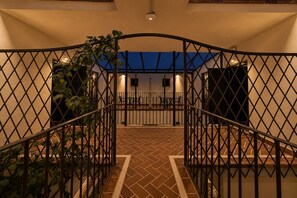 32-inch flat-screen TV with digital channels, TV - Casa Lavanda by Blossom Hotels (Granada)