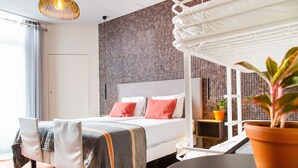 Une chambre d  ’hôtel moderne avec un grand lit, une table de chevet, une plante en pot et une vue sur l’extérieur.