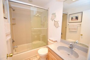 Condo, 2 habitaciones | Baño | Toallas 