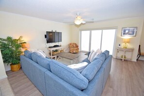 Living area - Harbour Island 403m 2 Bedroom Condo by RedAwning (Ocean City)