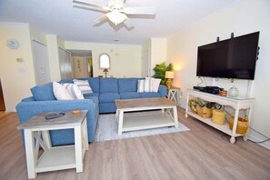 Living area - Harbour Island 403m 2 Bedroom Condo by RedAwning (Ocean City)