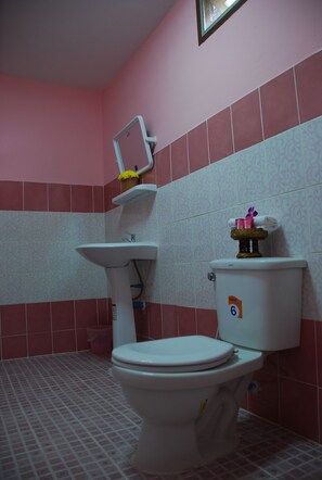 Standard Air | Bathroom | Shower, free toiletries, towels - Belle Garden (Pai)