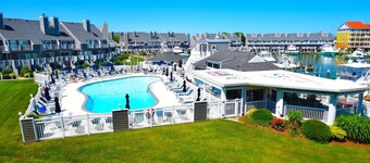 Harbour Island 46G 2 Br townhouse by RedAwning