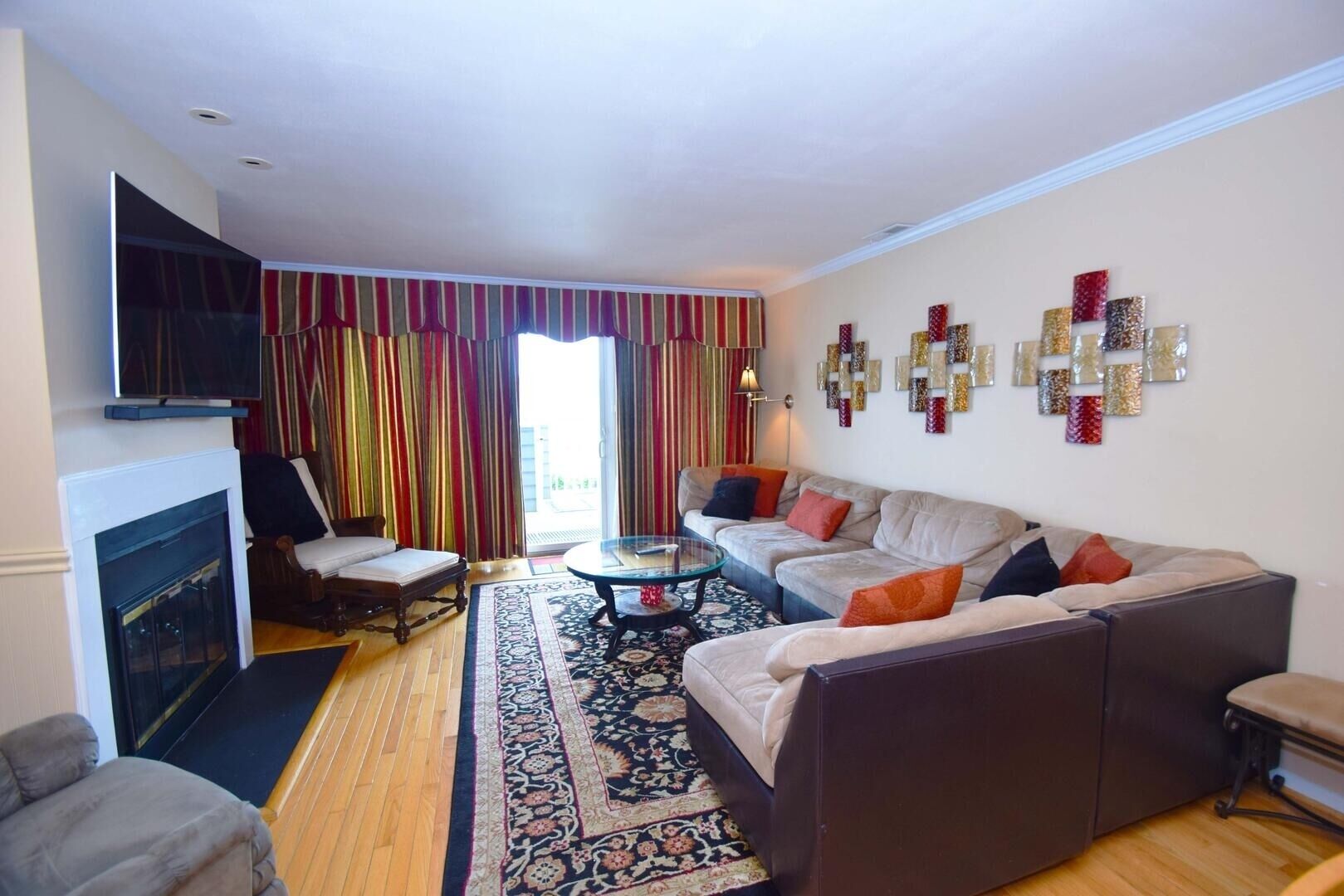 ทาวน์โฮม, 2 ห้องนอน | บริเวณนั่งเล่น | ทีวี