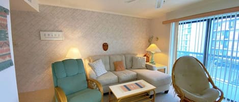 Apartamento, 1 habitación | Sala de estar | Una televisión, un reproductor de DVD