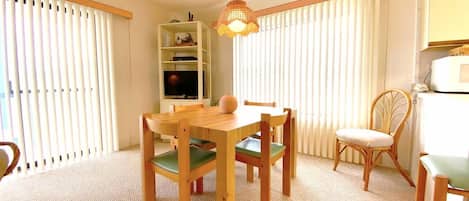 Condo, 1 habitación | Sala de estar | Televisión y reproductor de DVD