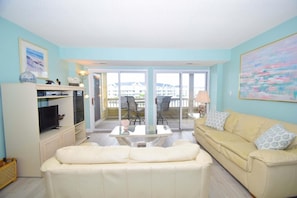 Condo, 2 habitaciones | Área de sala de estar | Televisión y reproductor de DVD