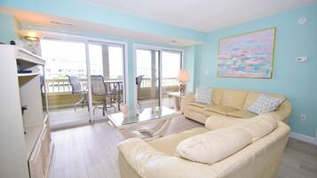 Condo, 2 Bedrooms | Ruang tamu | TV, pemain DVD