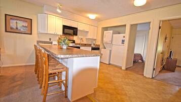 Condo, 3 quartos | Cozinha privada | Geladeira grande, micro-ondas, fogão, cooktop