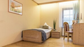 Caja fuerte, escritorio, wifi gratis y ropa de cama
