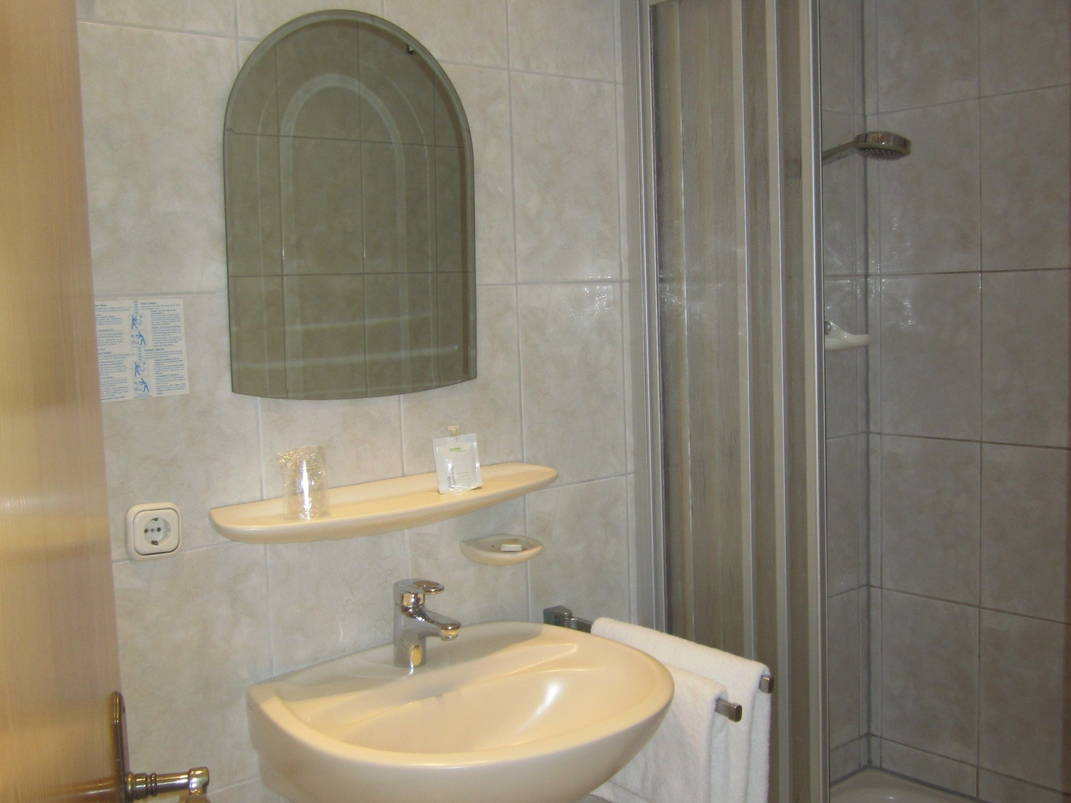 standard triple room | bathroom | shower, free toiletries, hair dryer, towels