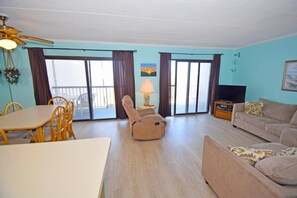 Condo, 2 habitaciones | Área de sala de estar | Televisión y reproductor de DVD