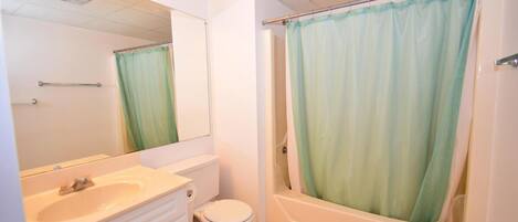 Ein Badezimmer mit Waschbecken, Toilette und Badewanne.