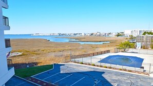 A residential area with a view of the beach and water.