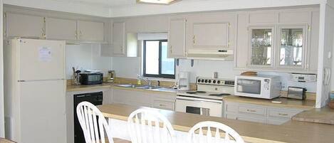 House, 3 Bedrooms | Private kitchen