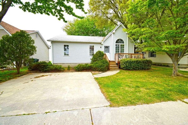 A single-story house with a front porch, a driveway, and a well-maintained lawn. - Fountain Road 13701 3 Bedroom Home by RedAwning (Ocean City)
