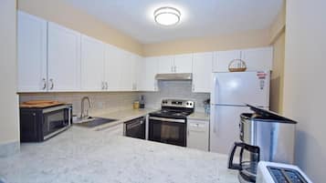 Appart'hÎtel, 2 chambres | Cuisine privée | Grand réfrigérateur, micro-ondes, plaque de cuisson, lave-vaisselle