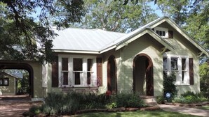 Unclassified image, 5 of 12, button - Belle Maison (Fredericksburg)