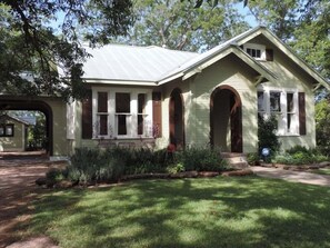 Vista frontal de la propiedad