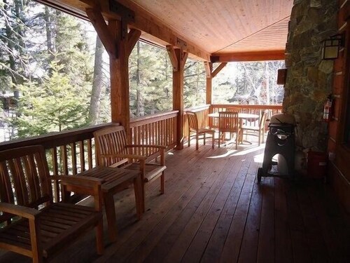 Discovery 250 3 Br cabin by RedAwning