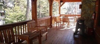 Discovery 250 3 Br cabin by RedAwning