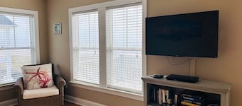1 Fine Day 4 Bedroom Home by RedAwning
