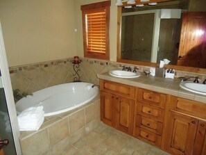 Towels - Discovery 378 3 Br cabin by RedAwning (Donnelly)