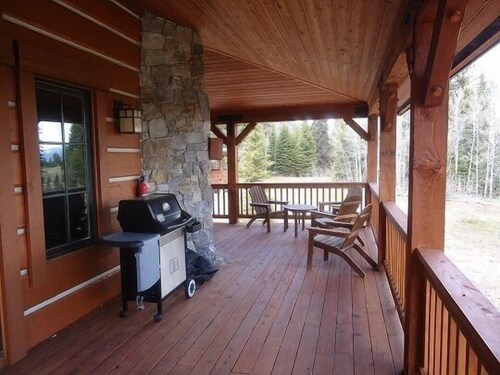 Discovery 378 3 Br cabin by RedAwning