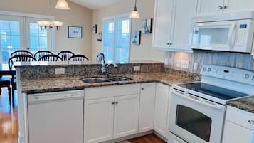 House, 4 Bedrooms | Private kitchen | Full-size fridge, microwave, oven, stovetop