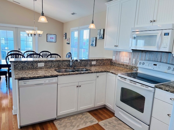 Casa, 4 habitaciones | Cocina privada | Refrigerador con congelador, microondas, horno y parrilla de estufa