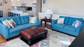 House, 4 Bedrooms | Living area | Smart TV