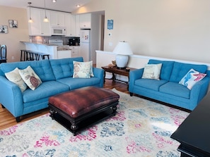 Casa, 4 habitaciones | Área de sala de estar | Smart TV