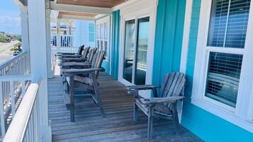 House, 4 Bedrooms | Terrace/patio